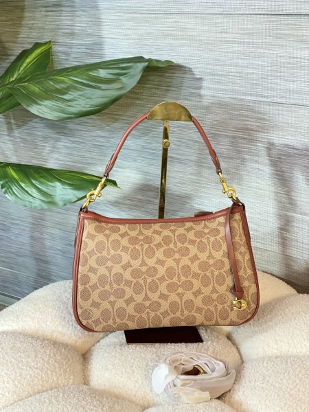 حقيبة كوتش مختومة مع حزام وعلبة ✨